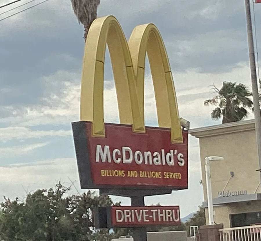 캘리포니아 Redlands의 길가에 있는 McDonald's 간판. 아포스트로피와 s가 선명하게 보입니다.