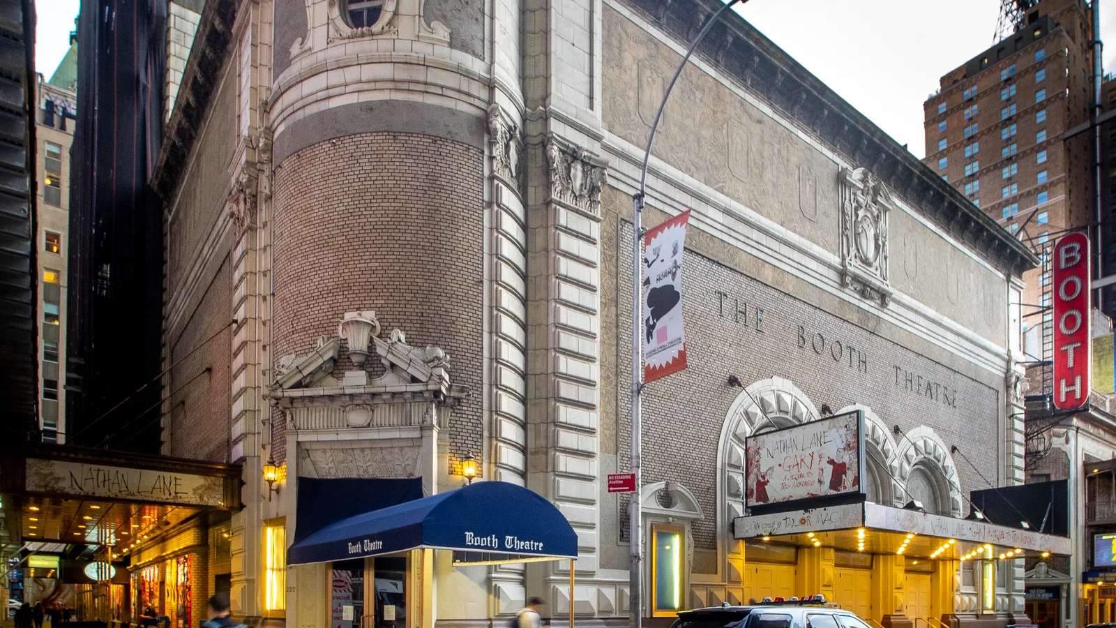 紐約百老匯 Booth Theatre 的外牆與遮雨棚，兩處招牌都寫著 Theatre。